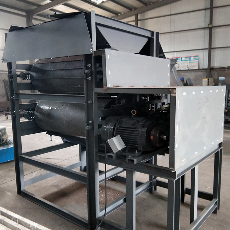 易拉罐的压扁设备(图2) 易拉罐的压扁设备(图2)